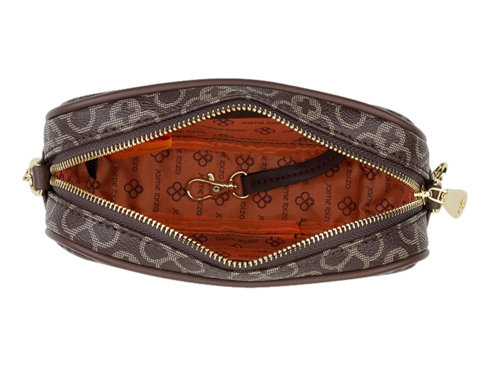 Bolso pequeño color chocolate con estampado beige y correa de cadena dorada.