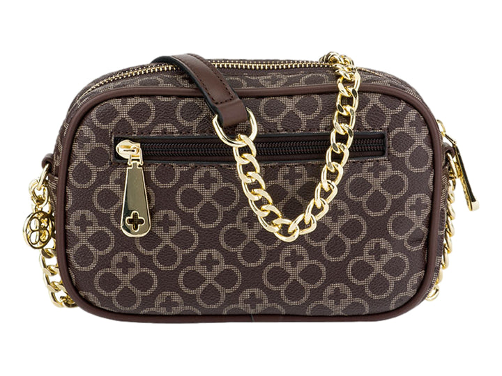 Bolso pequeño color chocolate con estampado beige y correa de cadena dorada.