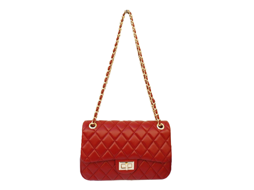 Bolso de hombro color bordeaux con textura acolchada en rombos y correa de cadena dorada.
