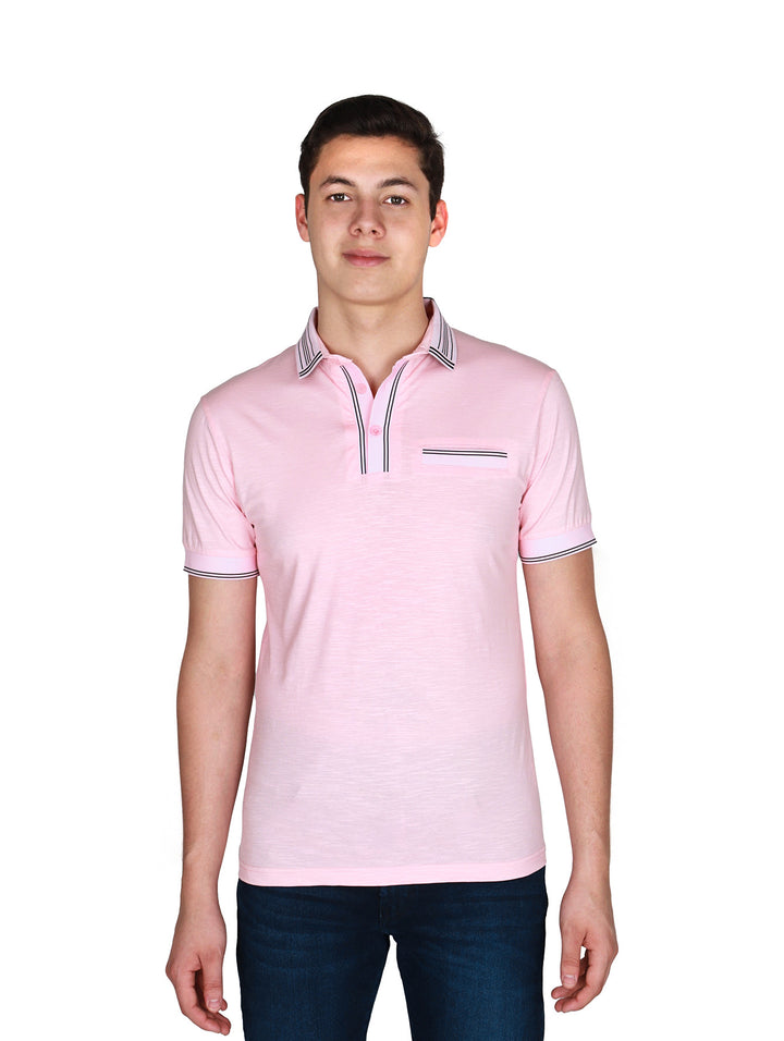 Hombre vistiendo playera polo color rosa con detalles de rayas oscuras en cuello y mangas.