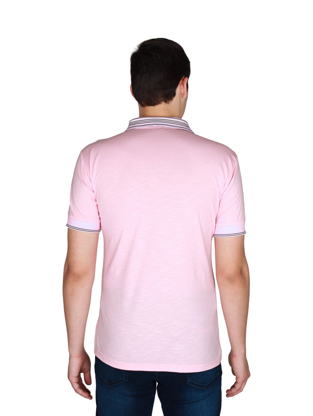 Hombre vistiendo playera polo color rosa con detalles de rayas oscuras en cuello y mangas.