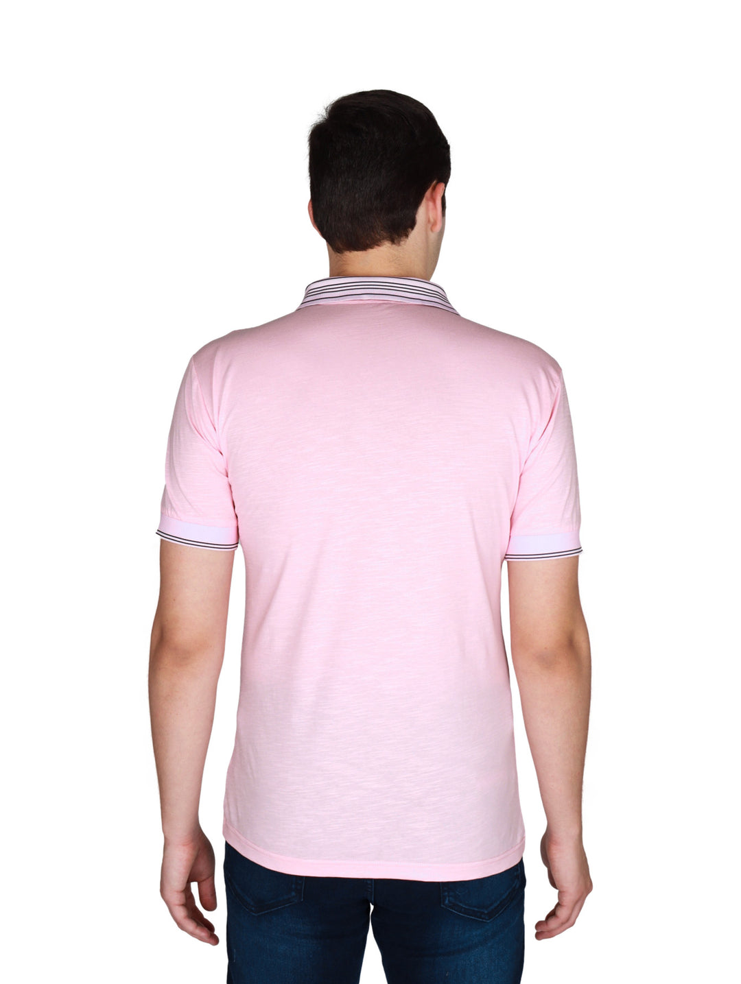 Hombre vistiendo playera polo color rosa con detalles de rayas oscuras en cuello y mangas.