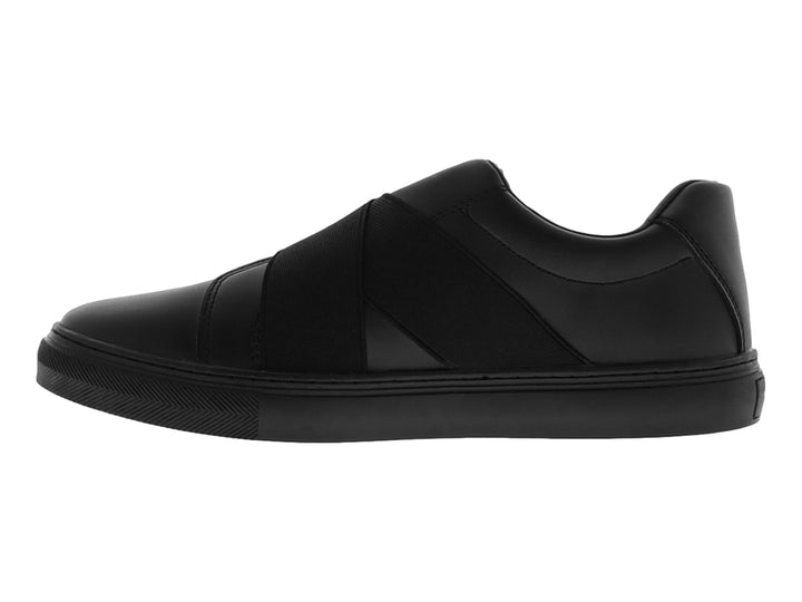 Zapato casual slip-on color negro marca Platini con suela plana y acabado mate.