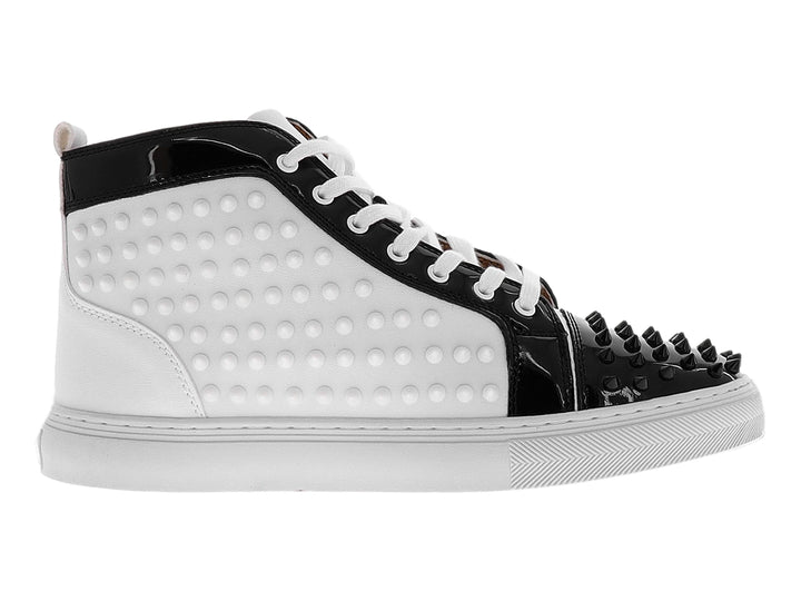 Tenis tipo bota PLATINI en color blanco y negro con detalles de tachuelas y acabado brillante.