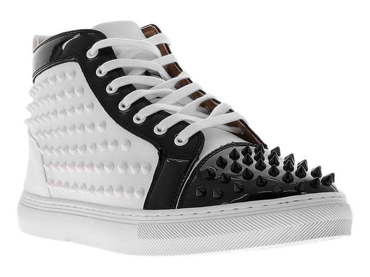 Tenis tipo bota PLATINI en color blanco y negro con detalles de tachuelas y acabado brillante.