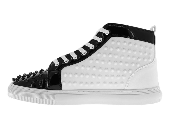 Tenis tipo bota PLATINI en color blanco y negro con detalles de tachuelas y acabado brillante.