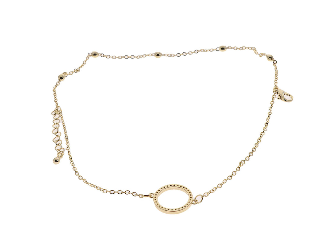 Pulsera de cadena delgada en color dorado con un dije central en forma de óvalo brillante.