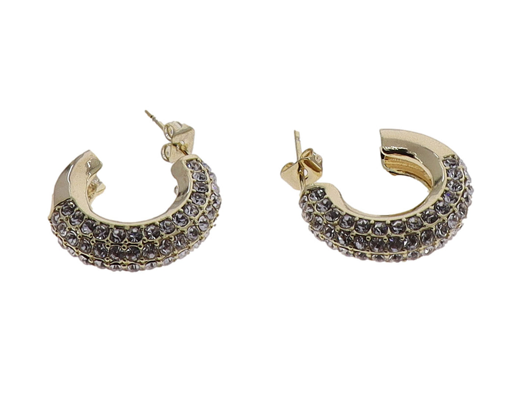 Par de aretes tipo argolla en color dorado con incrustaciones de piedras brillantes grises.