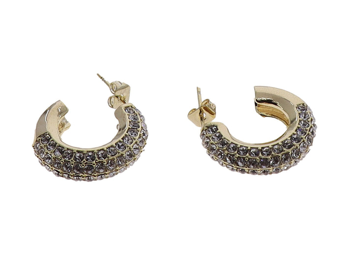 Par de aretes tipo argolla en color dorado con incrustaciones de piedras brillantes grises.