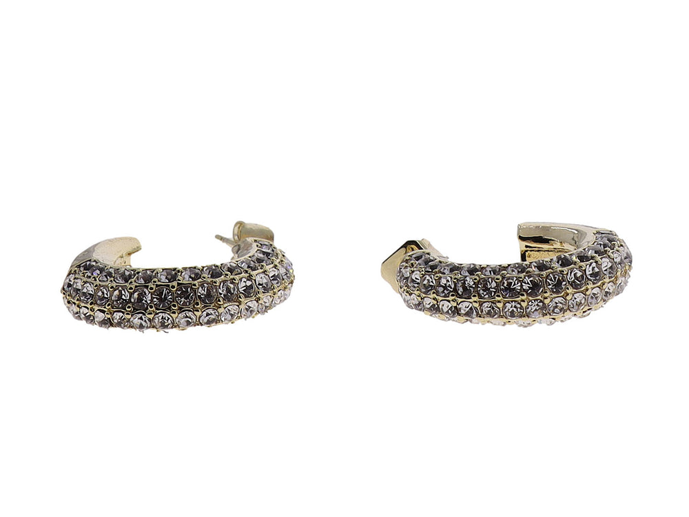 Par de aretes tipo argolla en color dorado con incrustaciones de piedras brillantes grises.