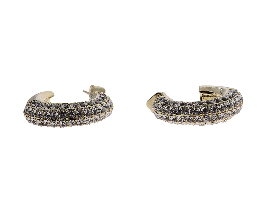 Par de aretes tipo argolla en color dorado con incrustaciones de piedras brillantes grises.
