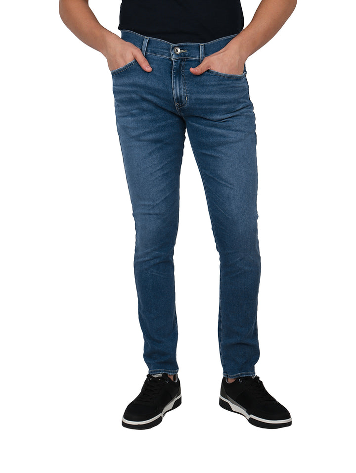 Hombre vistiendo pantalones jeans color azul stone europeo y playera polo negra.