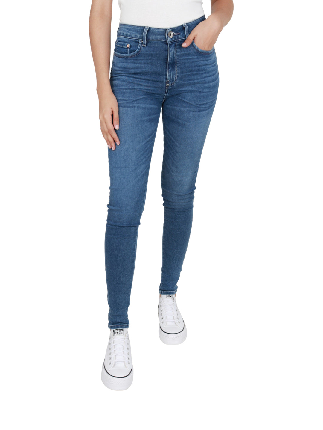 Mujer vistiendo pantalones jeans ajustados color azul bleach de la marca OGGI.