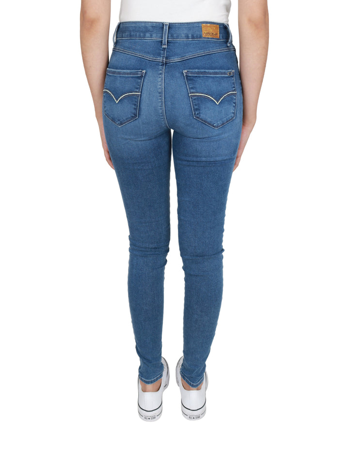 Mujer vistiendo pantalones jeans ajustados color azul bleach de la marca OGGI.