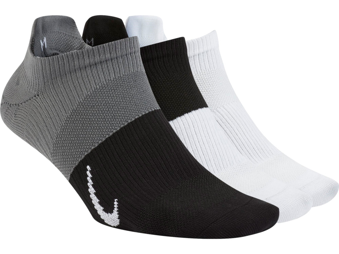 Paquete de tres pares de calcetines deportivos Nike en colores gris, negro y blanco.