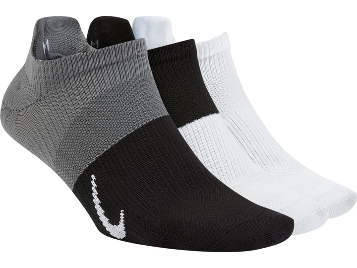 Paquete de tres pares de calcetines deportivos Nike en colores gris, negro y blanco.