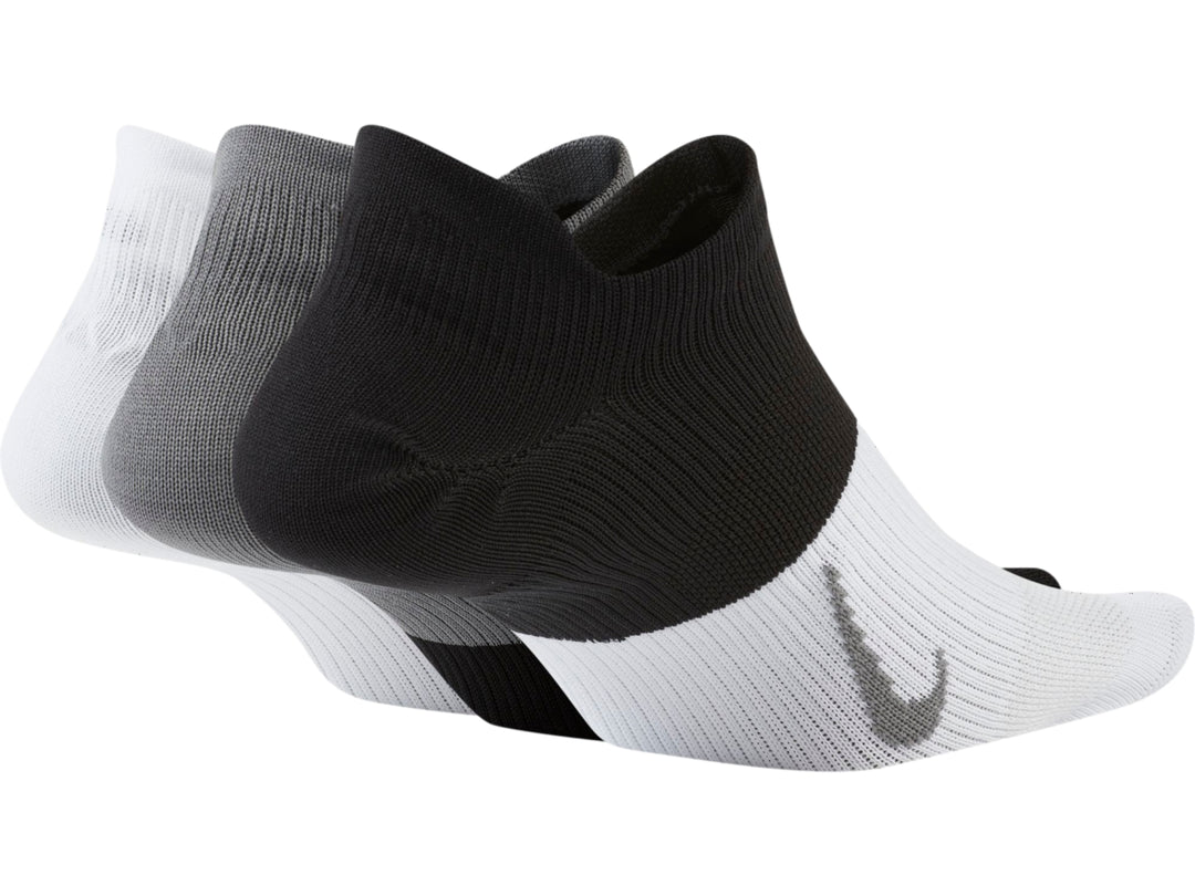 Paquete de tres pares de calcetines deportivos Nike en colores gris, negro y blanco.