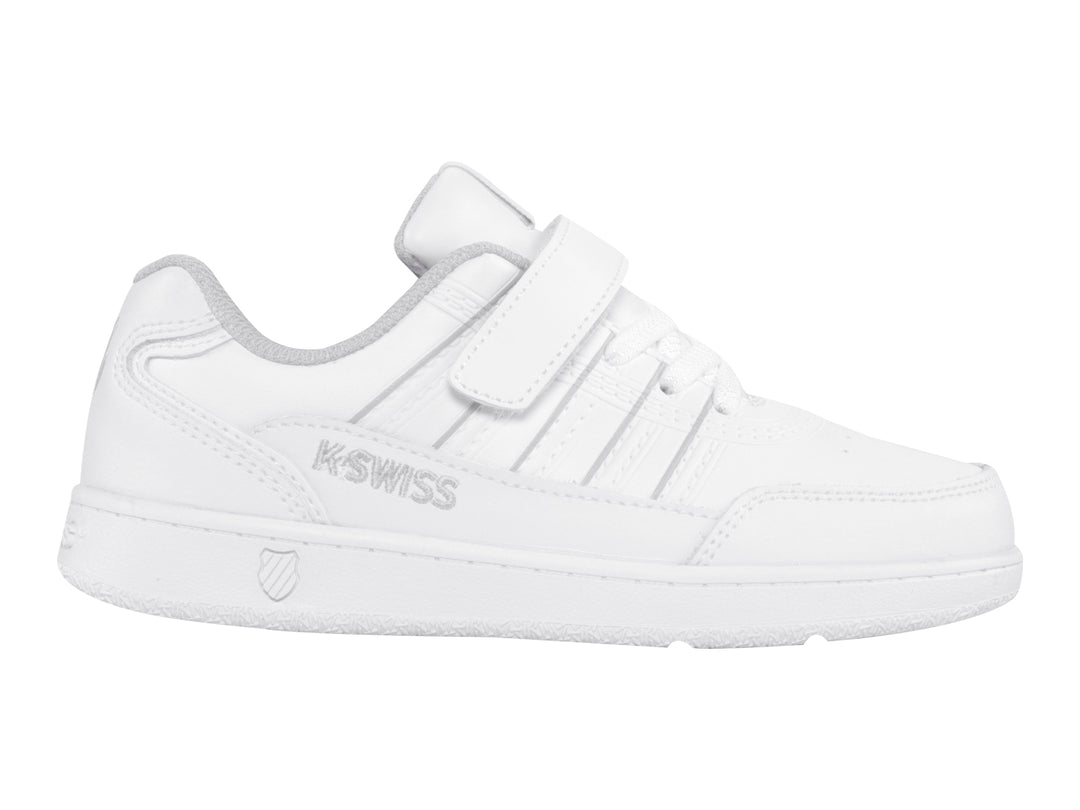 Tenis blancos K-Swiss con cierre de velcro y agujetas.