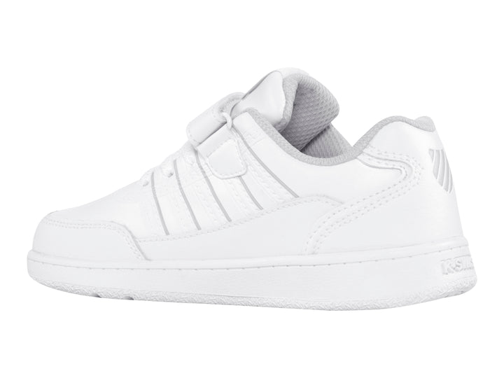 Tenis blancos K-Swiss con cierre de velcro y agujetas.