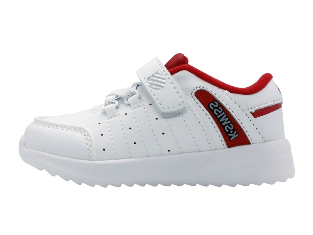 Tenis deportivos K-Swiss para niño en color blanco con detalles en rojo y cierre de velcro.