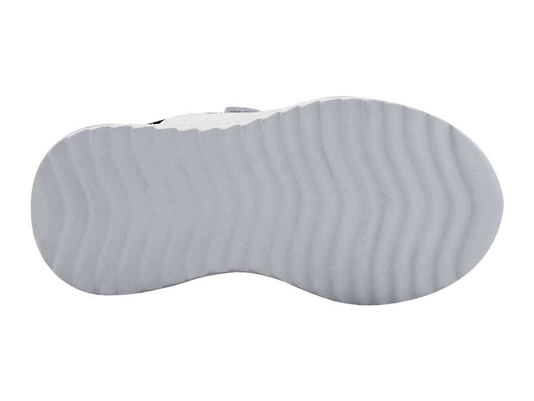 Tenis deportivos K-Swiss para niño en color blanco con detalles en rojo y cierre de velcro.