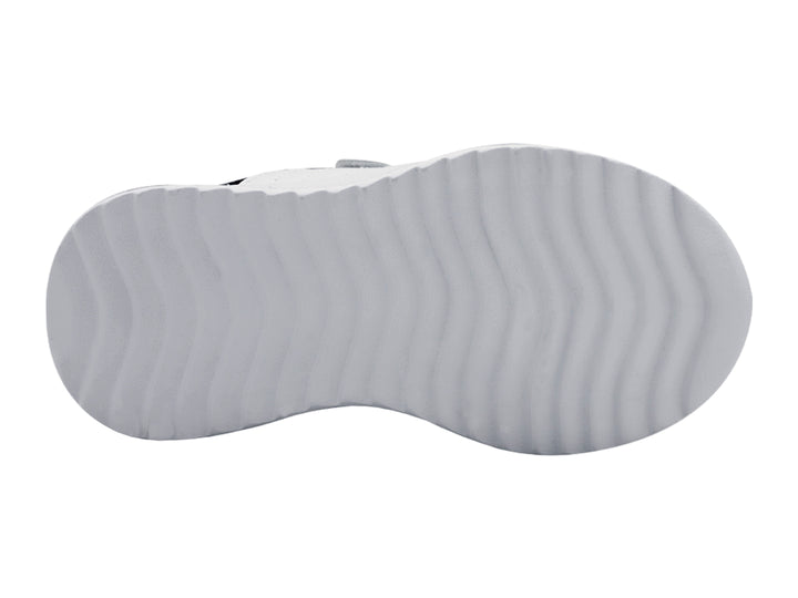 Tenis deportivos K-Swiss para niño en color blanco con detalles en rojo y cierre de velcro.