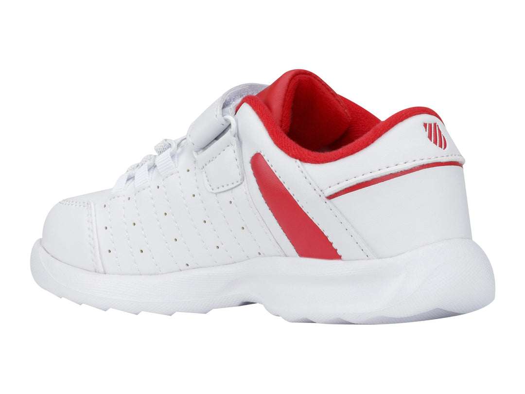 Tenis blancos K-Swiss para niño con detalles en rojo, cierre de velcro y suela blanca.