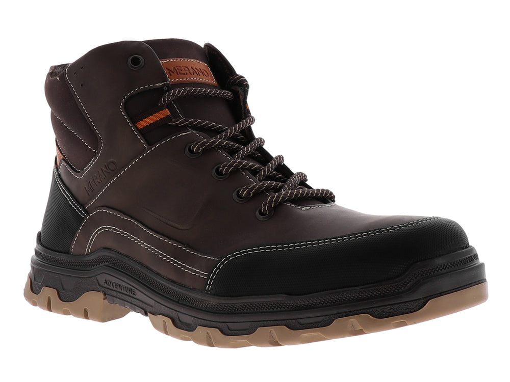 Bota deportiva Merano color chocolate con detalles en negro y naranja, suela robusta para terreno accidentado.