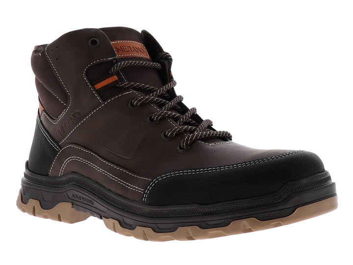 Bota deportiva Merano color chocolate con detalles en negro y naranja, suela robusta para terreno accidentado.