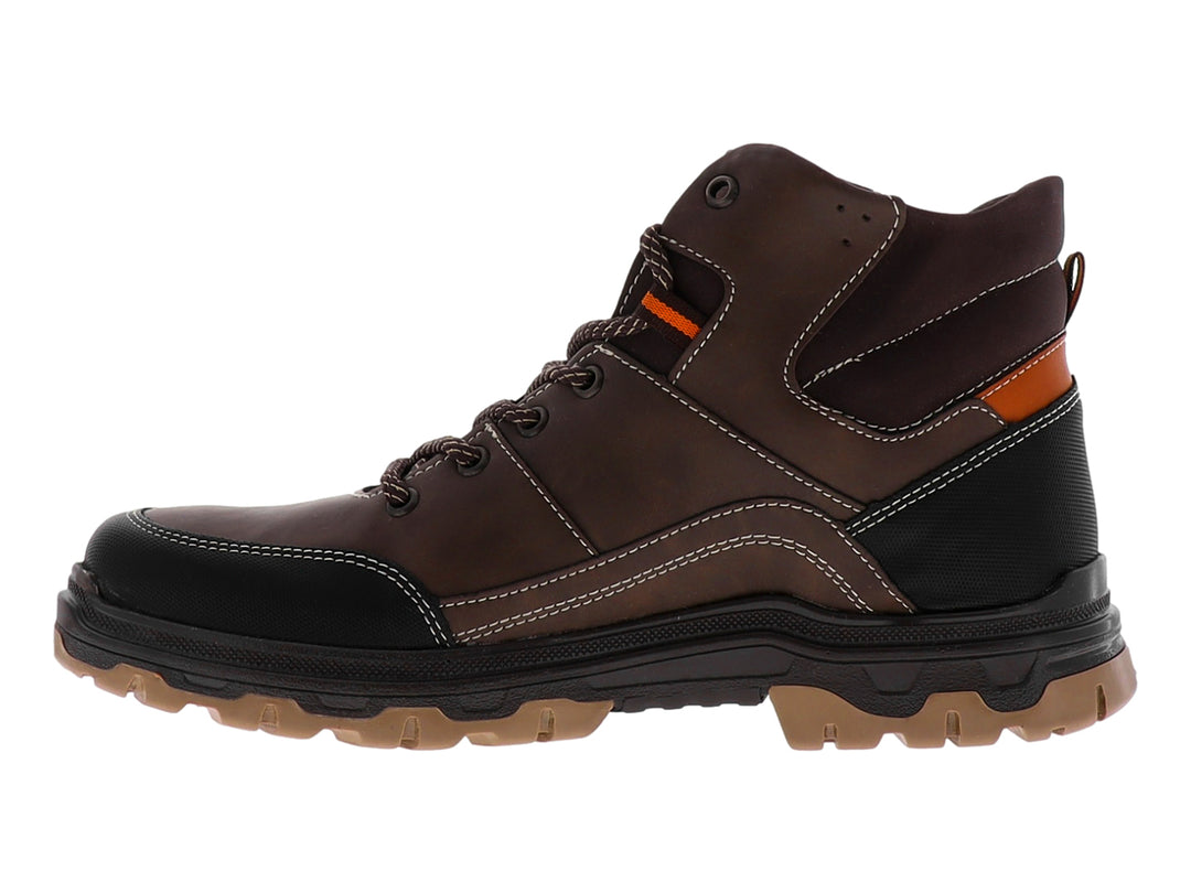 Bota deportiva Merano color chocolate con detalles en negro y naranja, suela robusta para terreno accidentado.