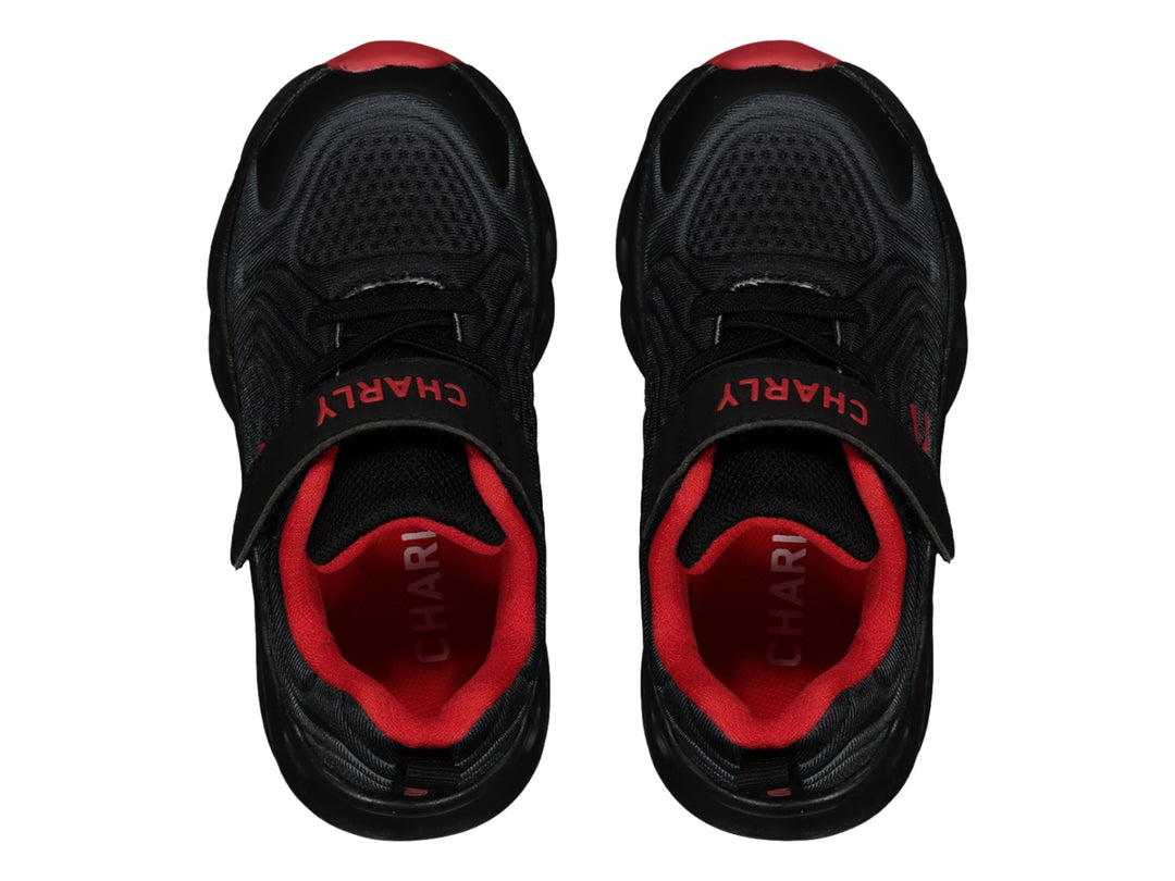 Tenis deportivos Charly color negro con detalles en rojo y cierre de velcro.