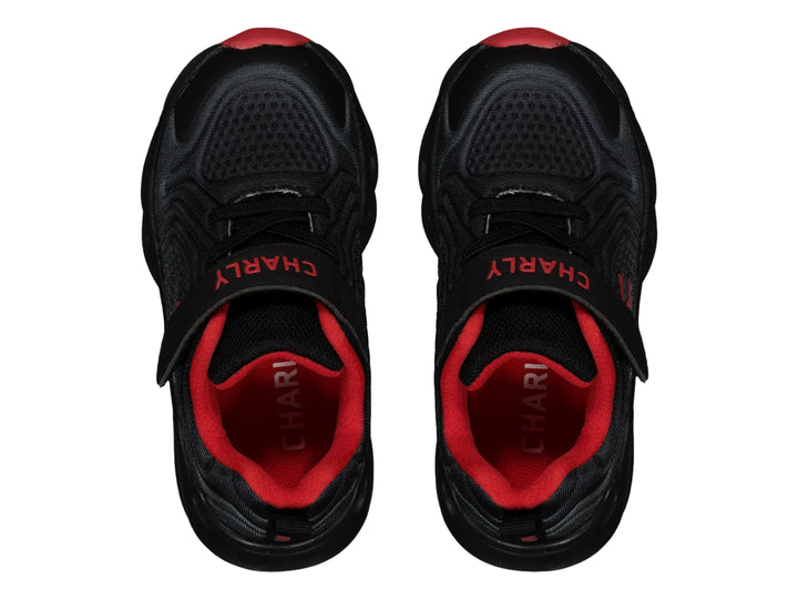 Tenis deportivos Charly color negro con detalles en rojo y cierre de velcro.