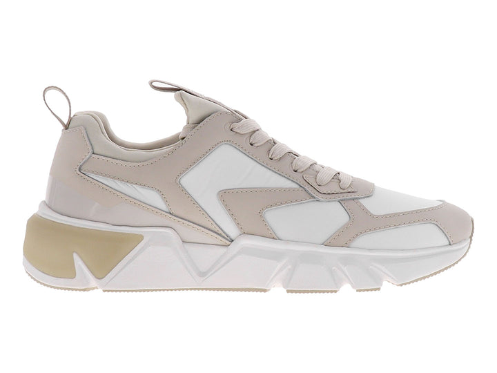 Tenis Calvin Klein modelo Kyle en colores blanco y beige con suela gruesa y diseño moderno.