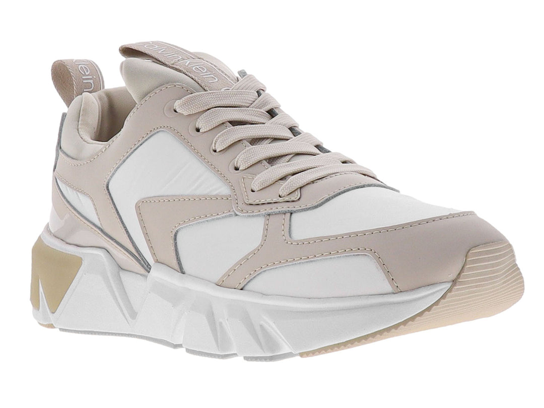 Tenis Calvin Klein modelo Kyle en colores blanco y beige con suela gruesa y diseño moderno.