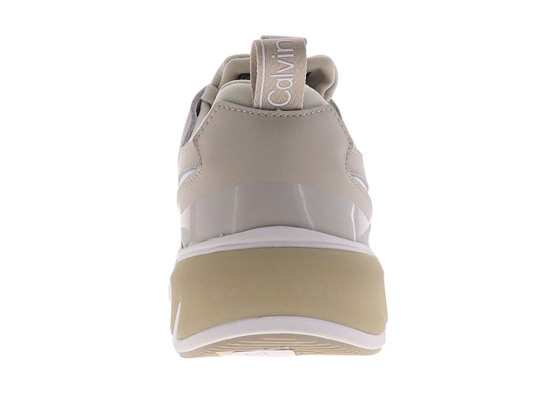 Tenis Calvin Klein modelo Kyle en colores blanco y beige con suela gruesa y diseño moderno.