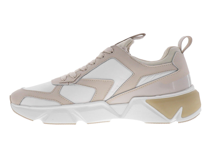 Tenis Calvin Klein modelo Kyle en colores blanco y beige con suela gruesa y diseño moderno.