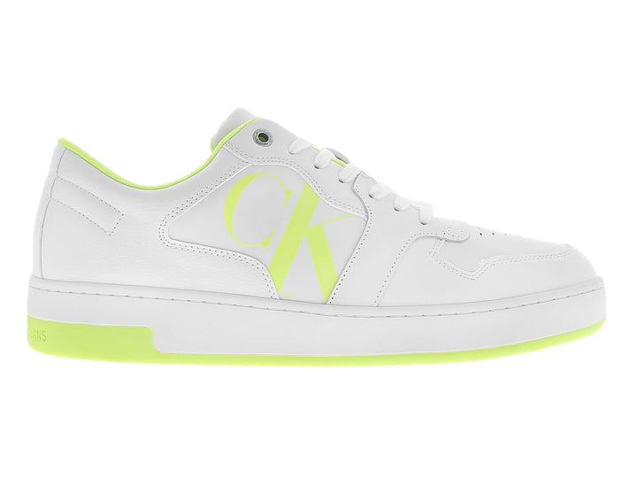 Tenis blancos Calvin Klein con detalles y suela en color amarillo neón, diseño deportivo y moderno.