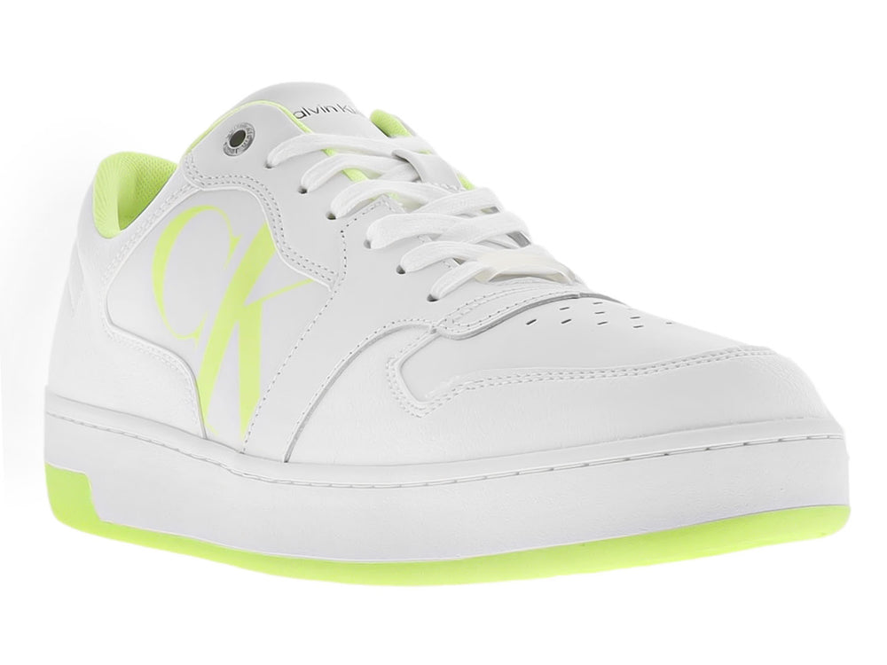Tenis blancos Calvin Klein con detalles y suela en color amarillo neón, diseño deportivo y moderno.