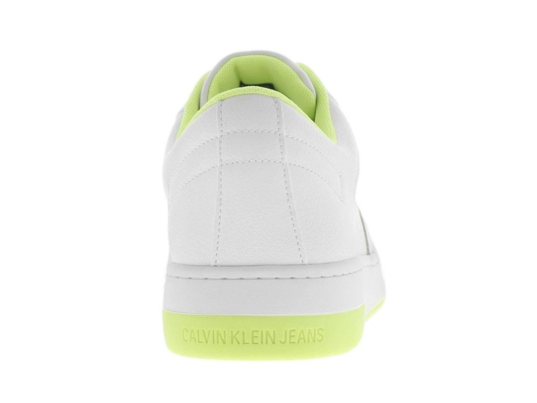 Tenis blancos Calvin Klein con detalles y suela en color amarillo neón, diseño deportivo y moderno.