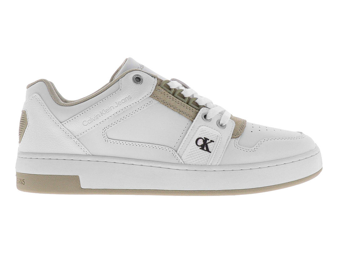 Tenis casuales Calvin Klein en color blanco con detalles en beige y suela blanca.