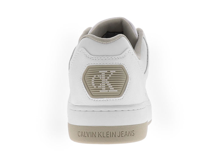 Tenis casuales Calvin Klein en color blanco con detalles en beige y suela blanca.