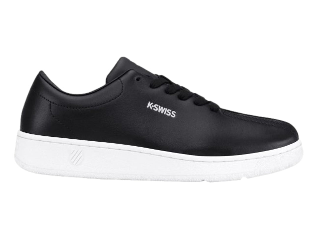 Tenis K-Swiss Classic Startup en color negro con suela blanca y agujetas negras.