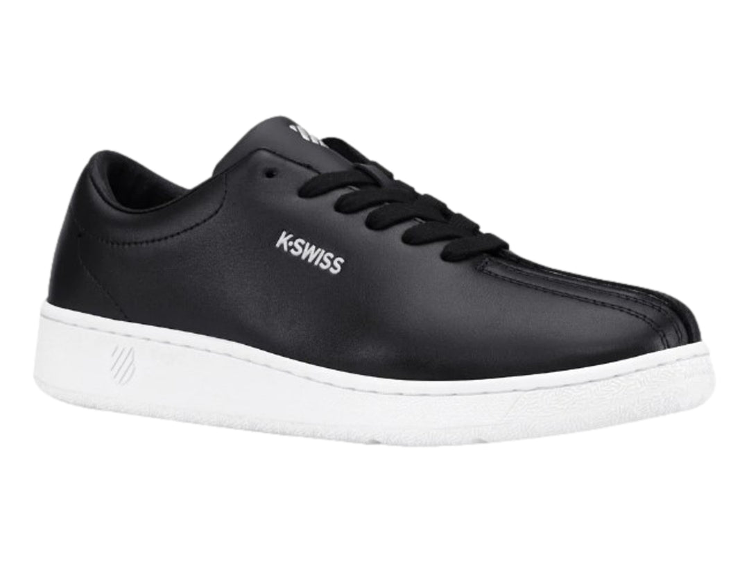 Tenis K-Swiss Classic Startup en color negro con suela blanca y agujetas negras.