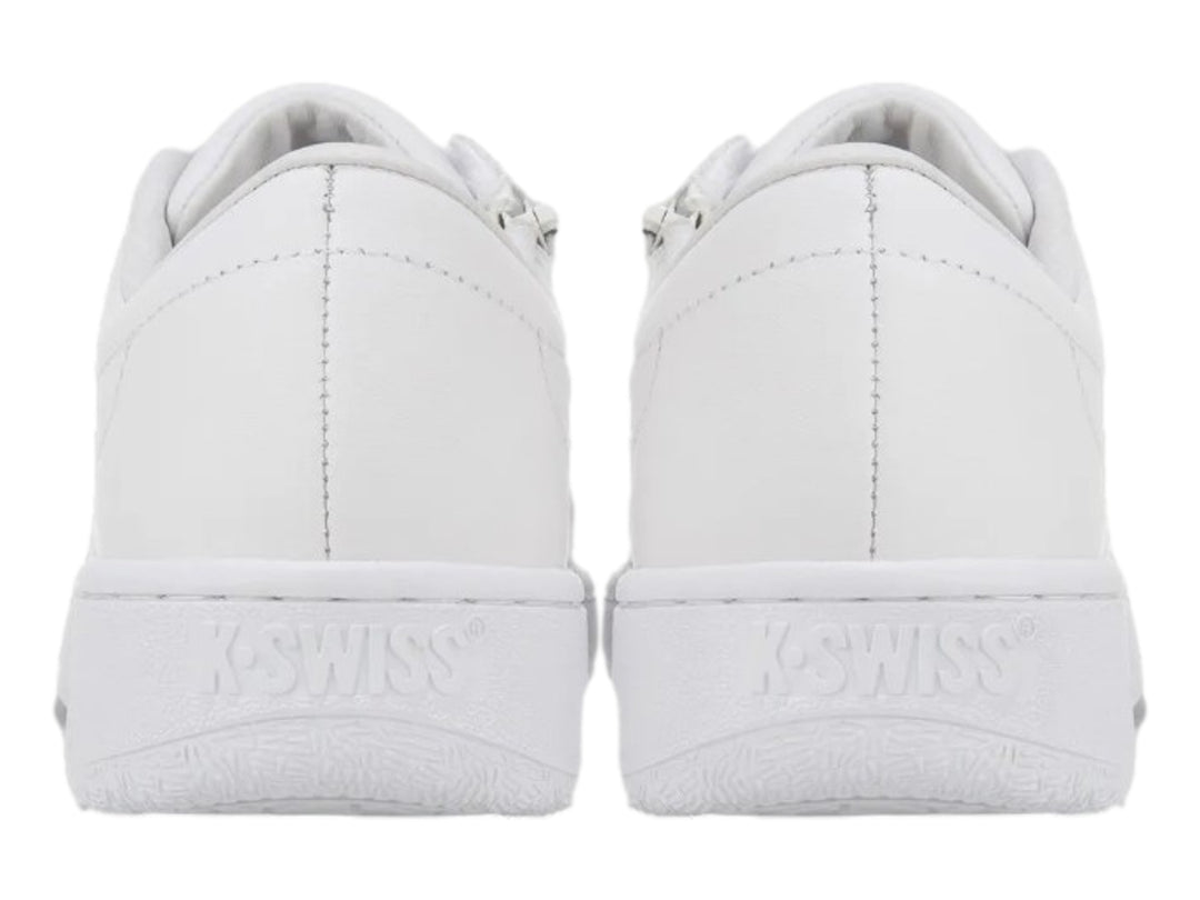 Tenis K-Swiss Classic Startup en color blanco con logotipo dorado lateral y suela blanca.