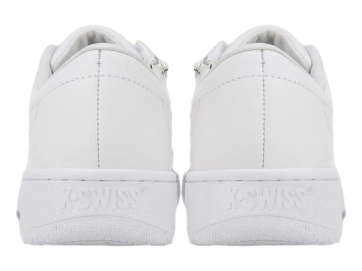 Tenis K-Swiss Classic Startup en color blanco con logotipo dorado lateral y suela blanca.