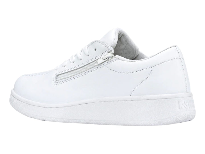 Tenis K-Swiss Classic Startup en color blanco con logotipo dorado lateral y suela blanca.