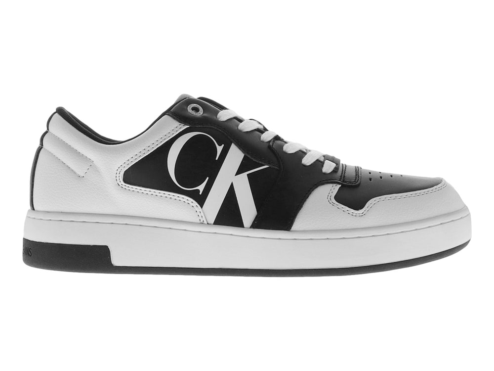 Tenis Calvin Klein modelo Basket Cupsole en colores blanco y negro con logotipo lateral