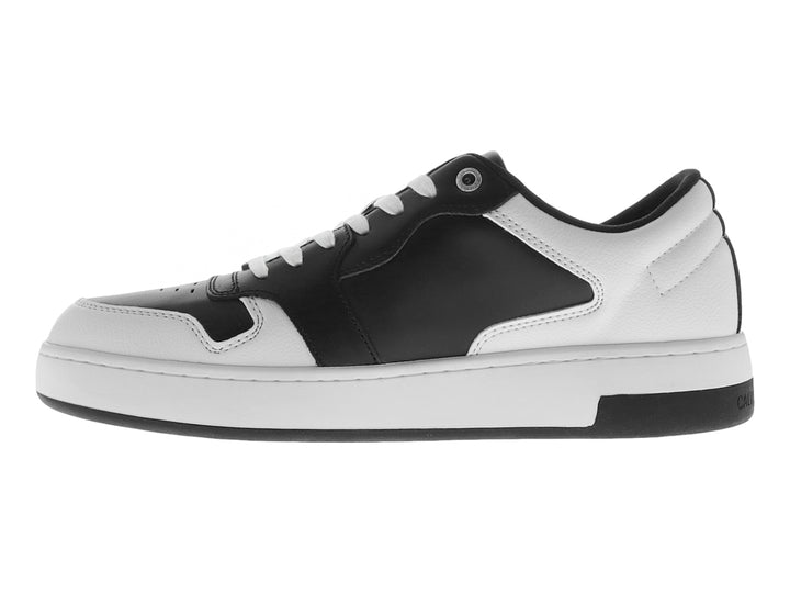 Tenis Calvin Klein modelo Basket Cupsole en colores blanco y negro con logotipo lateral