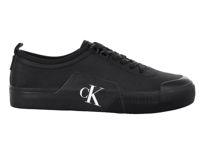 Tenis Calvin Klein modelo Skater Vulc en color negro con logotipo blanco lateral y suela plana.