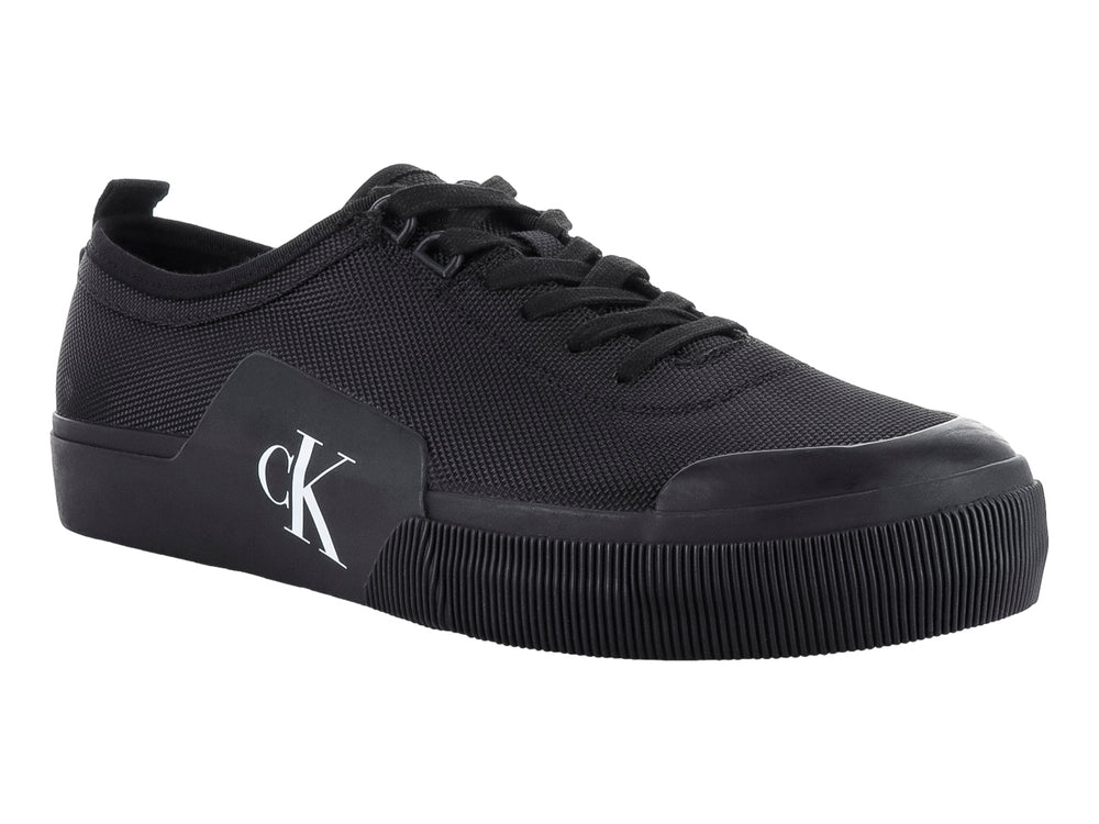Tenis Calvin Klein modelo Skater Vulc en color negro con logotipo blanco lateral y suela plana.